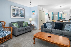 Living area - Adorable 2-bedroom townhome with outdoor POOL in Ocean City (Ocean City)