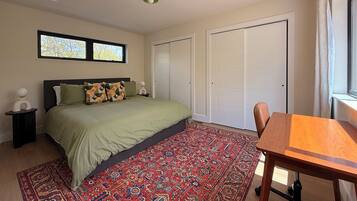 Een strijkplank/strijkijzer, wifi, beddengoed