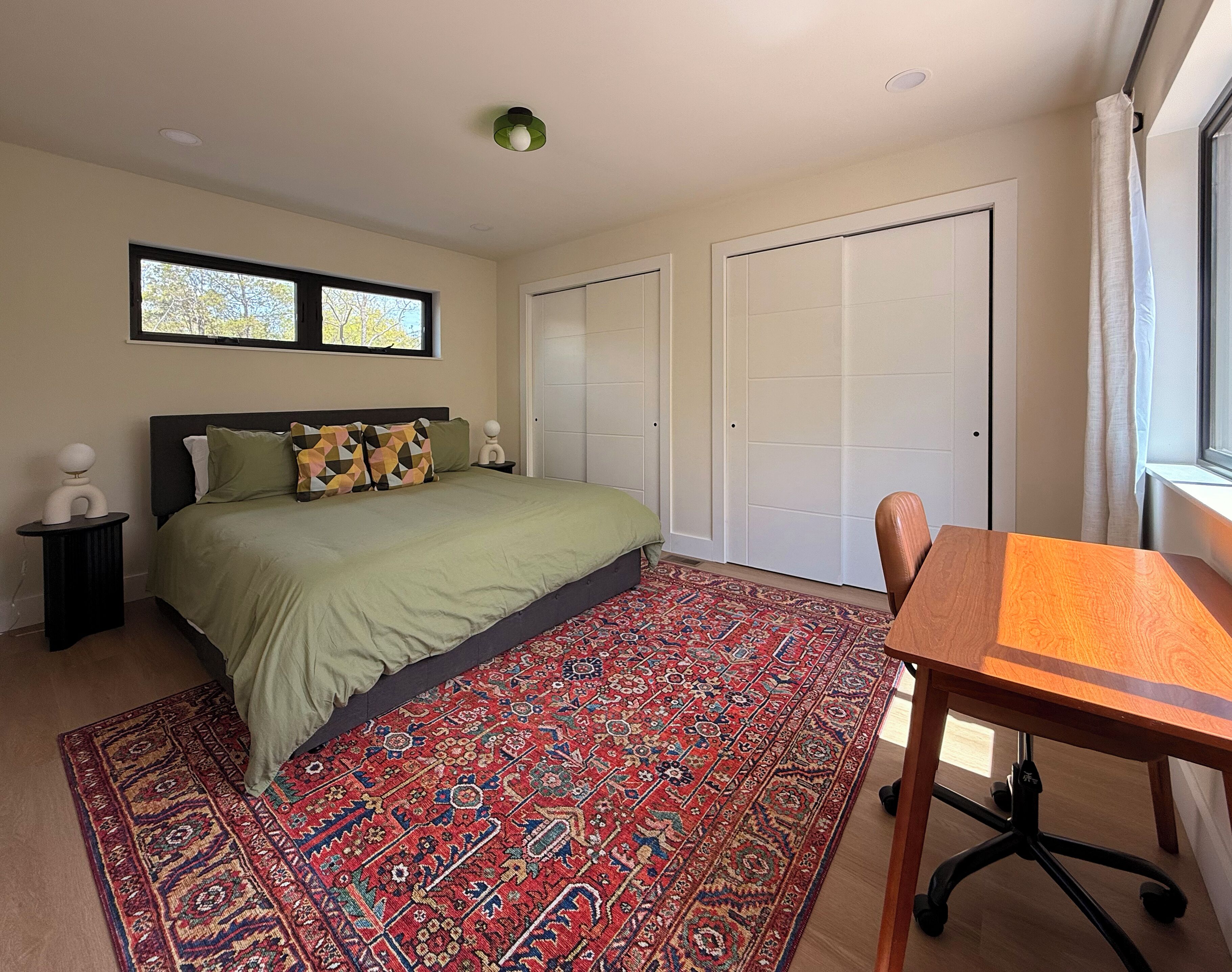 Iron/ironing board, Internet, bed sheets