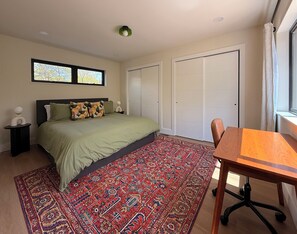 مكواة/لوح كي وخدمة الإنترنت وملاءات أسرّة