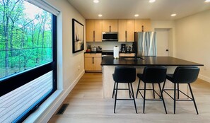 Microwave, oven, stovetop, dishwasher - Villa Aveline • The One (Ithaca)