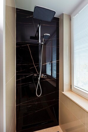 Regadera, tina de hidromasaje, secadora de cabello, bidet 