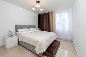 Iron/ironing board, WiFi, bed sheets