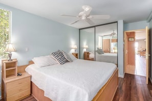 Condo, 1 cama King e sofá-cama, varanda coberta, vista parcial para o oceano (Hale Kamaole 150)