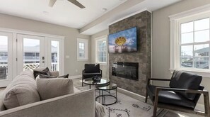 Smart TV, chimenea y libros 