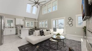 TV connectée, cheminée, livres