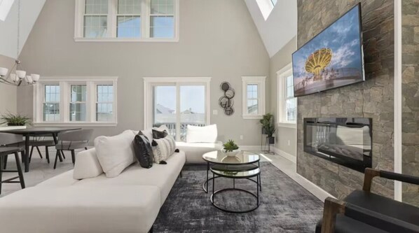 Smart TV, chimenea y libros 