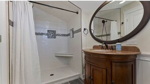 Douche, séchoir à cheveux, serviettes fournies, savon