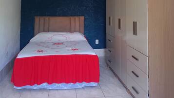 1 quarto, ferros/tábuas de passar roupa, acesso à internet