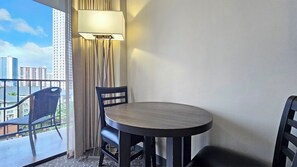 Dining - 2 Queen Beds studio with AC in vibrant Honolulu near the Marina & Beach (Honolulu)