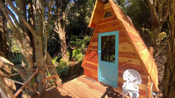 Exterior detail - Alpacas Off Grid - Treehouse & Hut (Upper Tākaka)