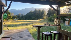 Outdoor dining - Alpacas Off Grid - Treehouse & Hut (Upper Tākaka)