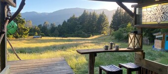 Alpacas Off Grid - Treehouse & Hut