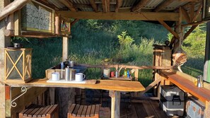 Outdoor dining - Alpacas Off Grid - Treehouse & Hut (Upper Tākaka)