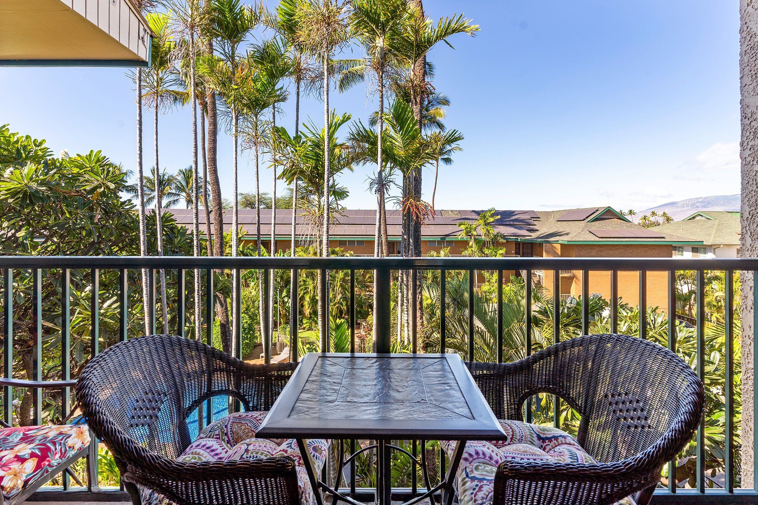 شقة - سرير ملكي مع أريكة سرير - بشرفة مسقوفة - بمنظر للمسبح (Kalama Terrace P-307) | تناول الطعام بالخارج