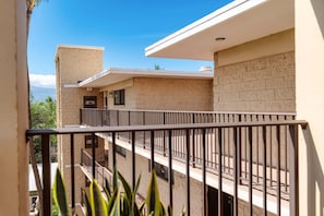 Property grounds - Kihei Beach 606 - Direct Ocean Front, Breathtaking Top Floor Views, Central AC! (Kihei)