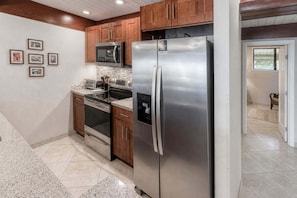 Appart'hôtel, plusieurs lits, véranda, vue océan (Kahana Outrigger 4B1) | Cuisine privée