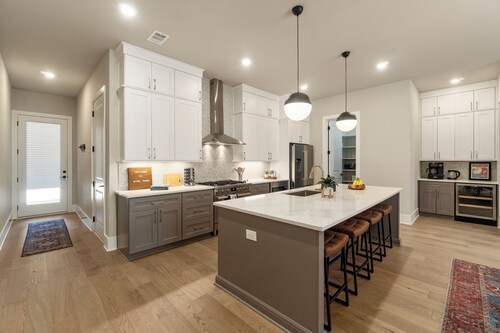 Lux and Spacious - King Beds, Chefs Kitchen, Fire Pit, Fast WiFi & Near UGA!