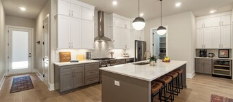 Lux and Spacious - King Beds, Chefs Kitchen, Fire Pit, Fast WiFi & Near UGA!