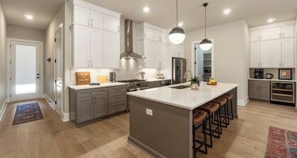 Lux and Spacious - King Beds, Chefs Kitchen, Fire Pit, Fast WiFi & Near UGA!