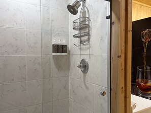 Douche, séchoir à cheveux, serviettes fournies