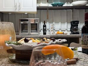 Frigorífico, microondas, cafetera o tetera y utensilios de cocina