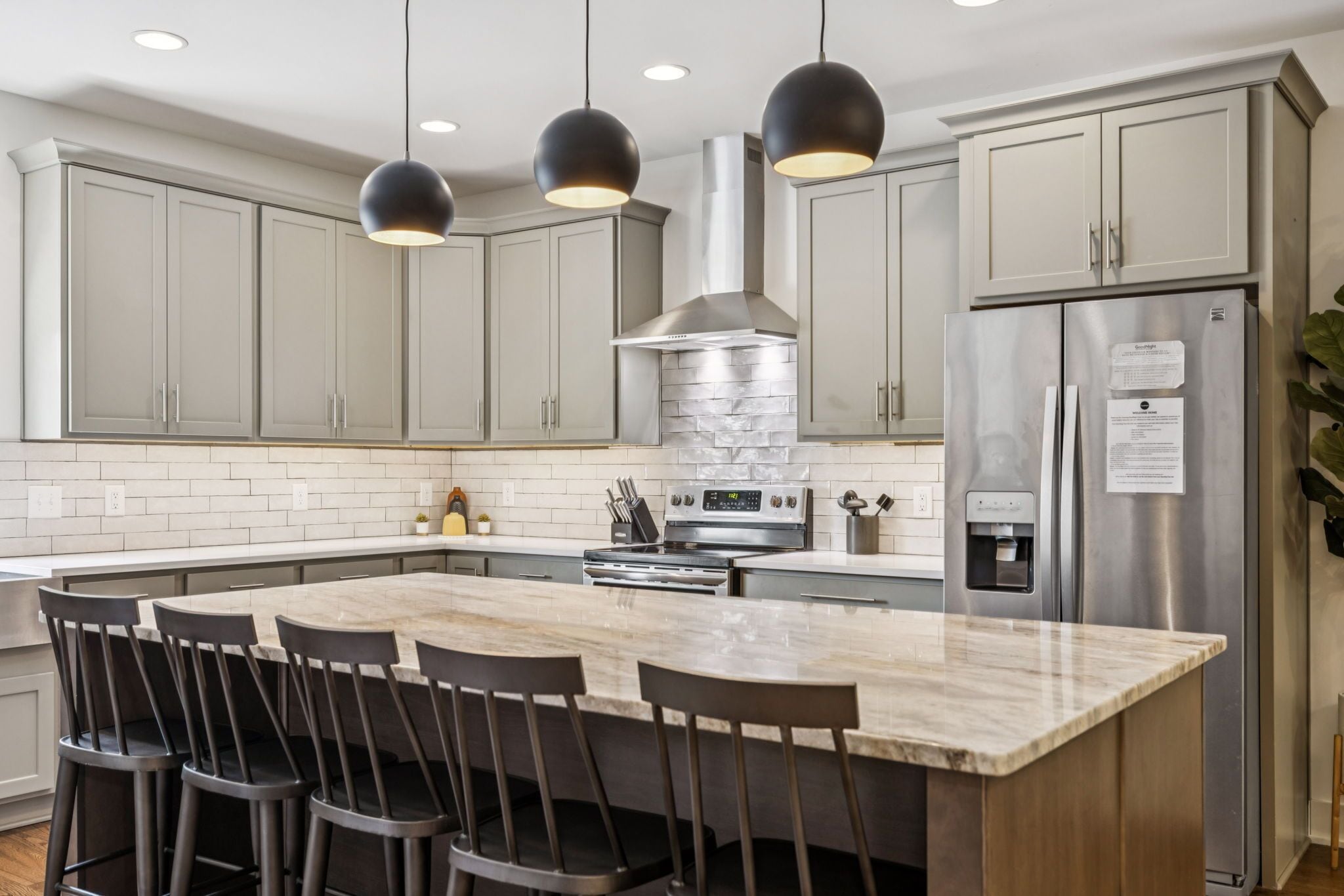 Microondas, horno, placa de cocina y lavavajillas