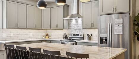 Mikrobølgeovn, ovn, kokeplater og oppvaskmaskin