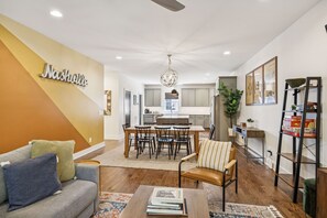 TV - The Elliott-Sleeps10-Mins to 12 South & Broadway (Nashville)