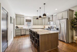 Mikrowelle, Ofen, Herdplatte, Geschirrspüler