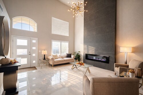 High-End Villa w/ Pool & Spa; Close to the Strip!