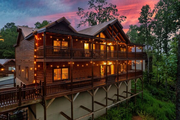 Exterior - Cabin in Sevierville Sleeps 28 Pool Hot Tub (Sevierville)