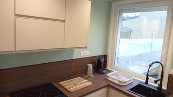 Jääkaappi, mikroaaltouuni, uuni, liesi