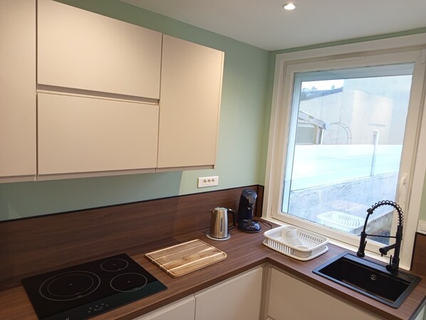 Refrigerador, microondas, horno y parrilla de estufa 