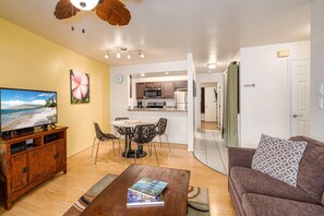 Apartment, 1 Queen-Bett und Schlafsofa, Veranda, Gartenblick (Kihei Bay Vista B-102) | Wohnbereich