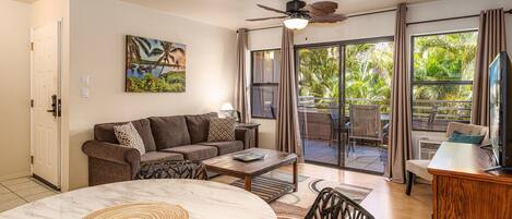 Apartment, 1 Queen-Bett und Schlafsofa, Veranda, Gartenblick (Kihei Bay Vista B-102) | Wohnbereich