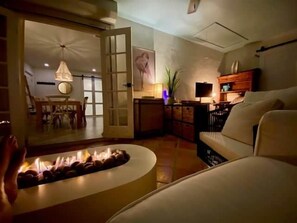 Smart TV, fireplace, DVD player, books - Bonita Springs Private House - Heated Pool Near Beach (Bonita Springs)