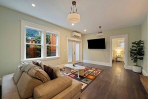 TV, fireplace, ping pong - Classic&Modern 4BR Home @Seattle | Ping Pong & BBQ (Seattle)