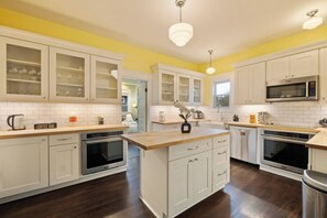 Fridge, microwave, oven, stovetop - Classic&Modern 4BR Home @Seattle | Ping Pong & BBQ (Seattle)