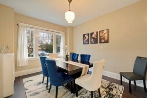 Dining - Classic&Modern 4BR Home @Seattle | Ping Pong & BBQ (Seattle)