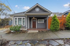 Exterior - Classic&Modern 4BR Home @Seattle | Ping Pong & BBQ (Seattle)
