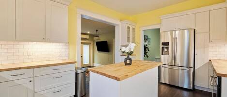 冷蔵庫、電子レンジ、オーブン、コンロ