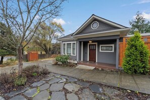 Exterior - Classic&Modern 4BR Home @Seattle | Ping Pong & BBQ (Seattle)