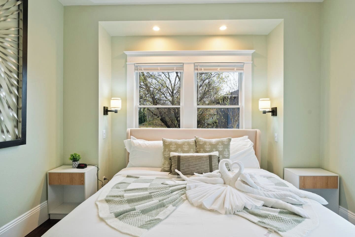 Tabla de planchar con plancha, wifi y ropa de cama 