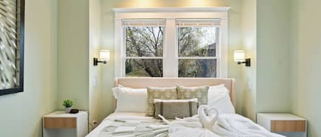 Tabla de planchar con plancha, wifi y ropa de cama