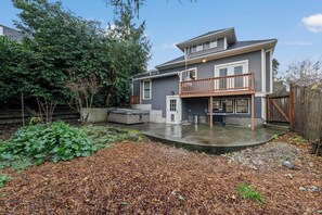Exterior - Classic&Modern 4BR Home @Seattle | Ping Pong & BBQ (Seattle)