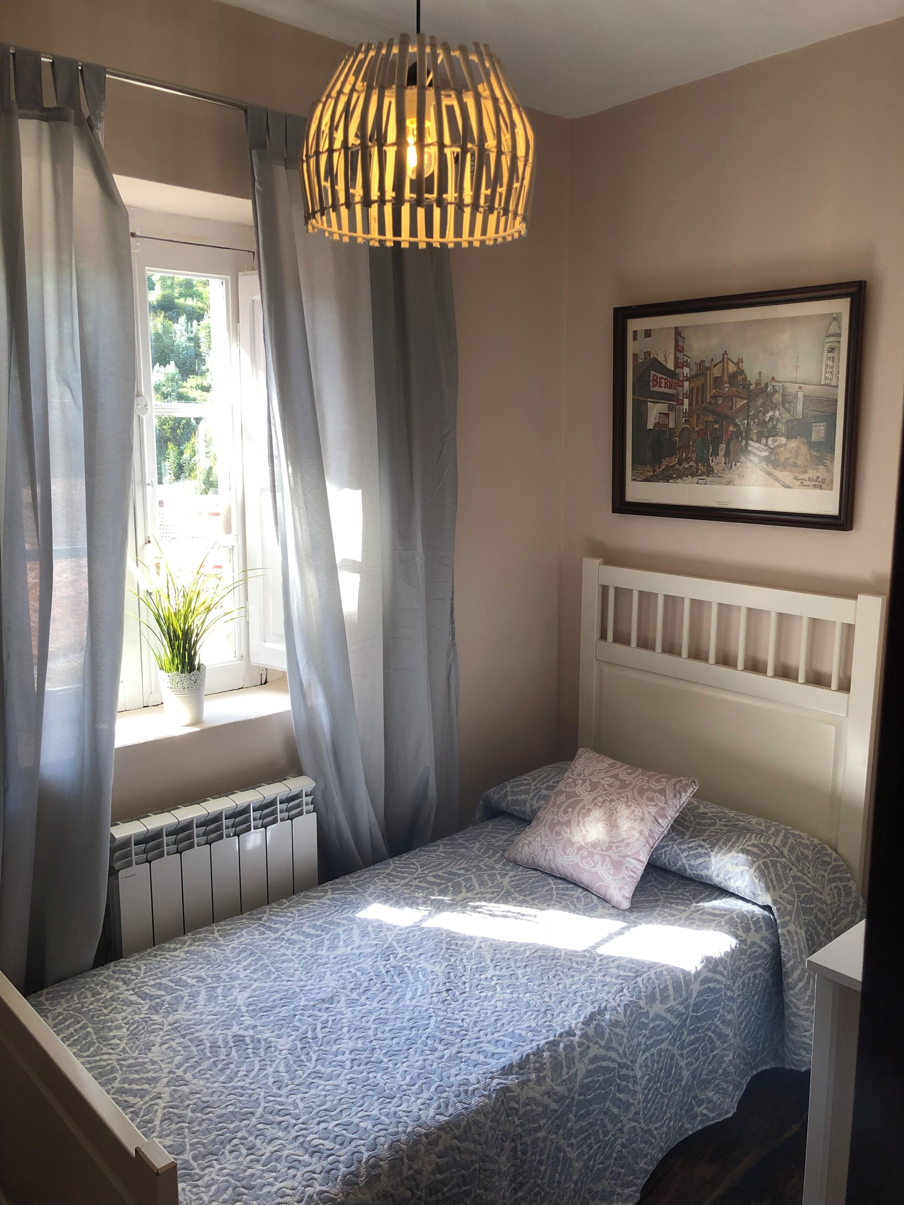 3 slaapkamers, een strijkplank/strijkijzer, wifi, beddengoed