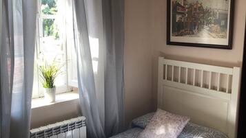 3 slaapkamers, een strijkplank/strijkijzer, wifi, beddengoed