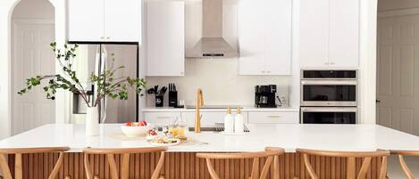 Jääkaappi, mikroaaltouuni, uuni, liesi