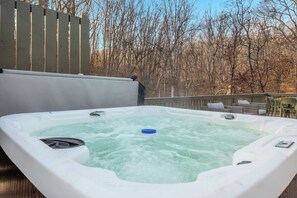 Outdoor spa tub - Sky Dome - Romantic Stay + Hot Tub + Wi-Fi + A/C (Luray)